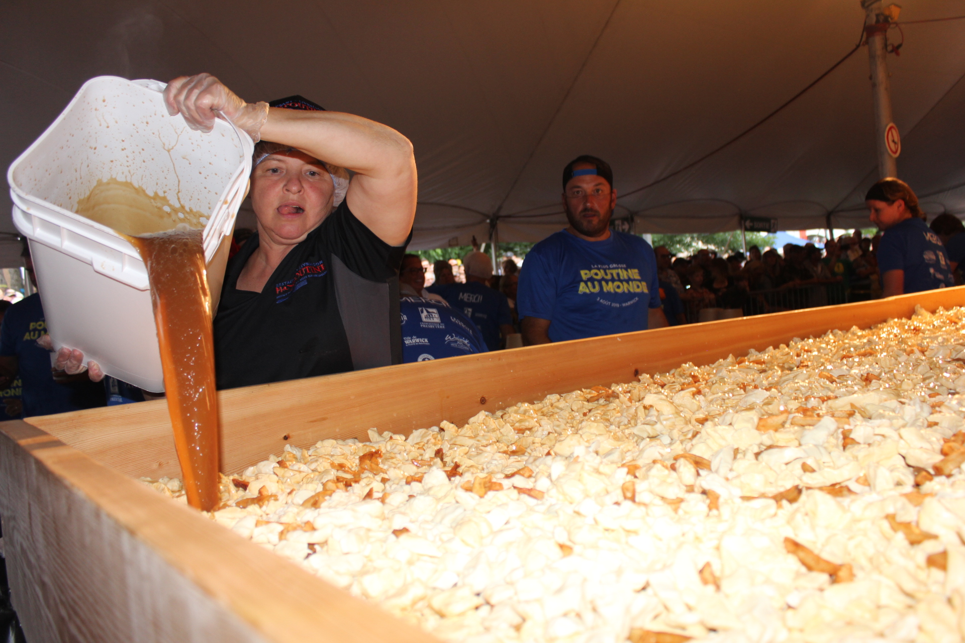 Record Guinness de la plus grosse poutine les organisateurs récoltent 77 432 La Nouvelle