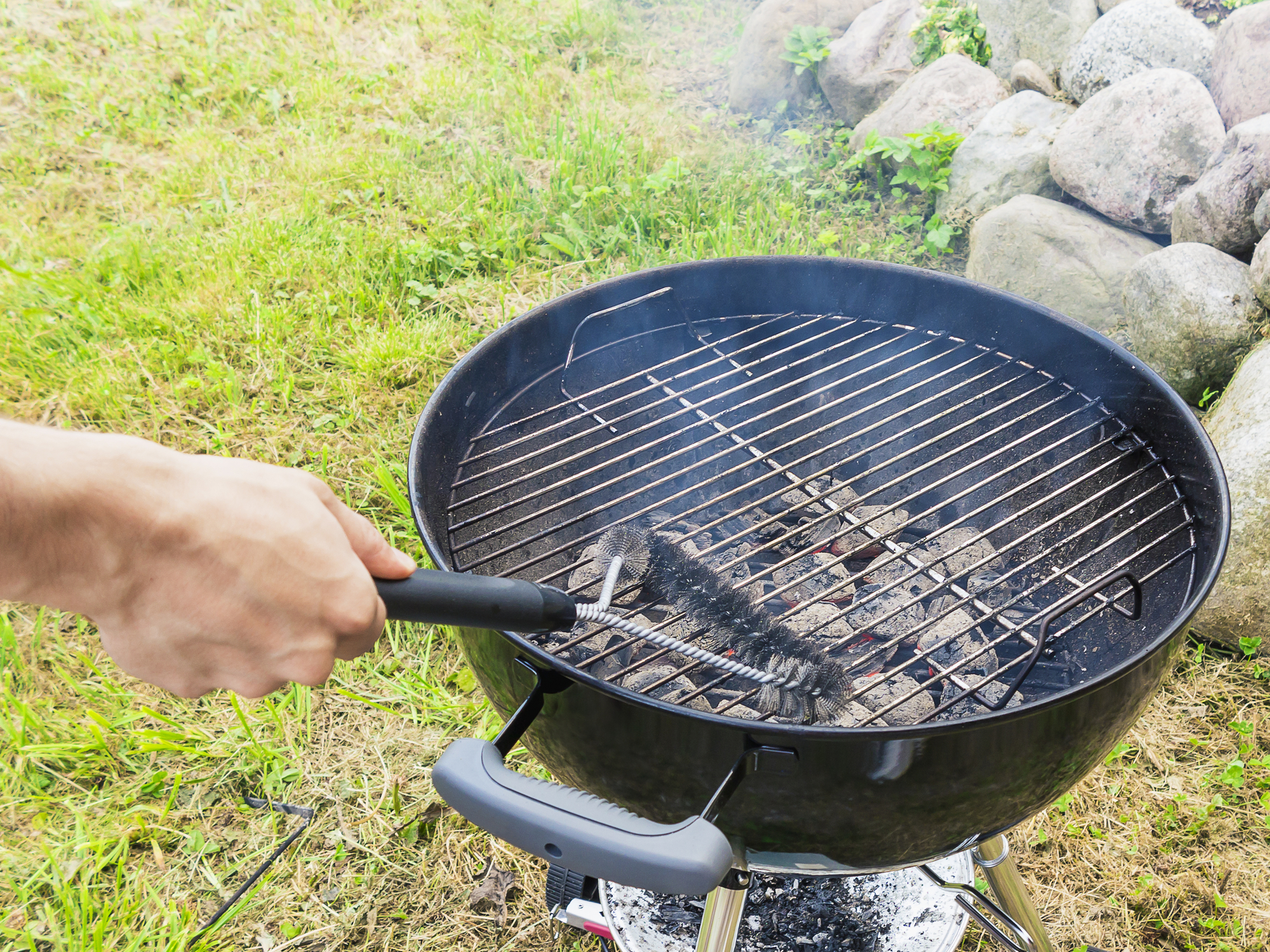 Astuce miracle pour nettoyer votre grille de barbecue 