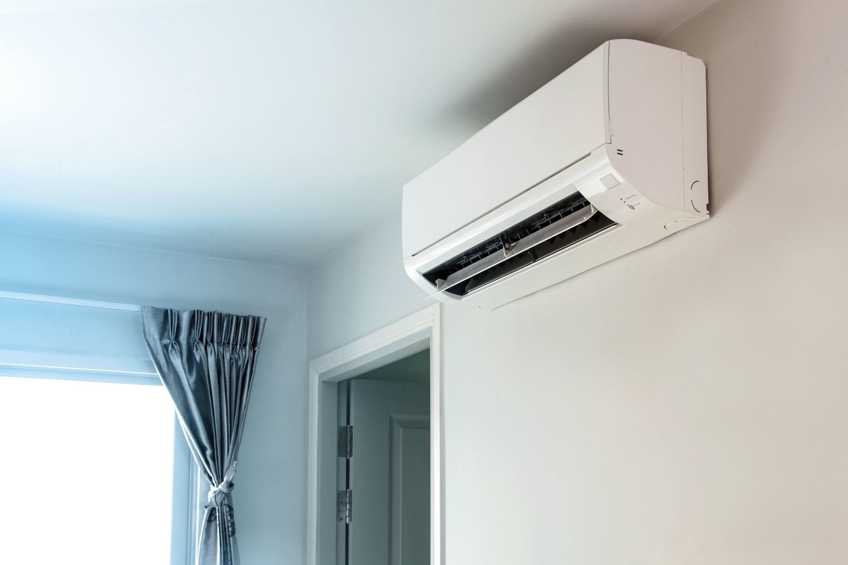 Foyers extérieurs, thermopompe et appareil de climatisation