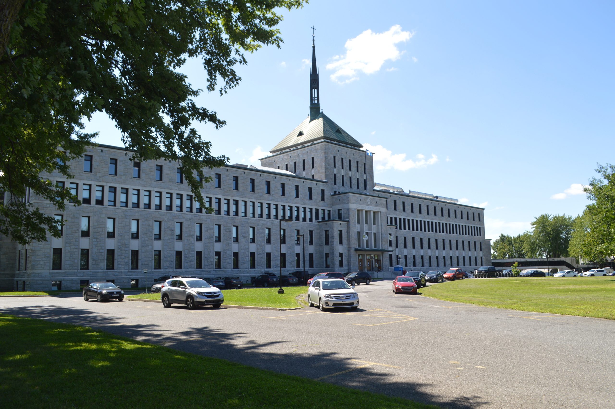 Les Membres Du Syndicat Des Profs Du Cégep Votent En Faveur De La Grève