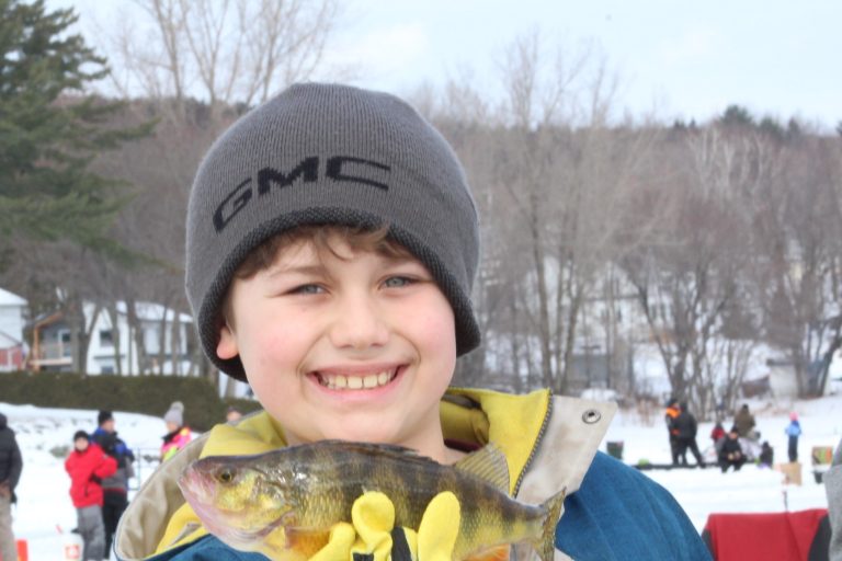 Pêche sur glace au lac William près de 100 équipes participent au