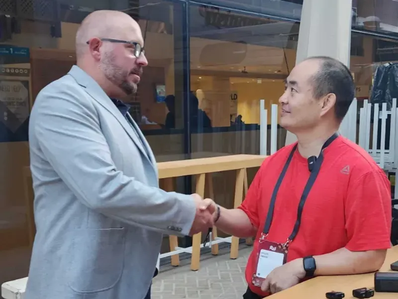 François Beaudry, président de VIA Communication, rencontre Dennis Yu à l’Affiliate World Dubaï 2024. Un moment de partage unique autour de conseils et discussions sur le futur du SEO.