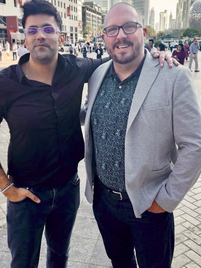 François Beaudry, président de VIA Communication, représente le Québec et son savoir-faire sur la scène internationale du marketing digital lors de l’Affiliate World Dubaï. Photo présentant François Beaudry et Jeetendra Kumar Vaswani.