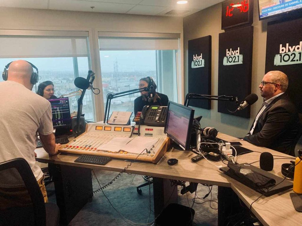 François Beaudry, président de VIA Communication, chroniqueur web radio aux côtés de Denis Gravel, Véronique Bergeron et Audrey Painchaud, sur BLVD 102.1