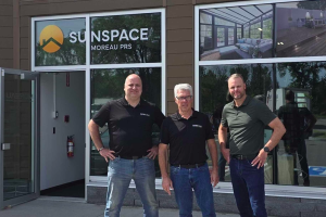 Nicolas Moreau et l’équipe de Moreau PRS devant son showroom de Québec. Fier détaillant de Sunspace Sunrooms : solariums, patios, vérandas et terasses.