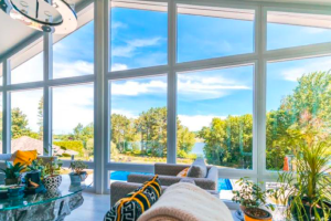 Vue d’un solarium ensoleillé avec vue extérieure