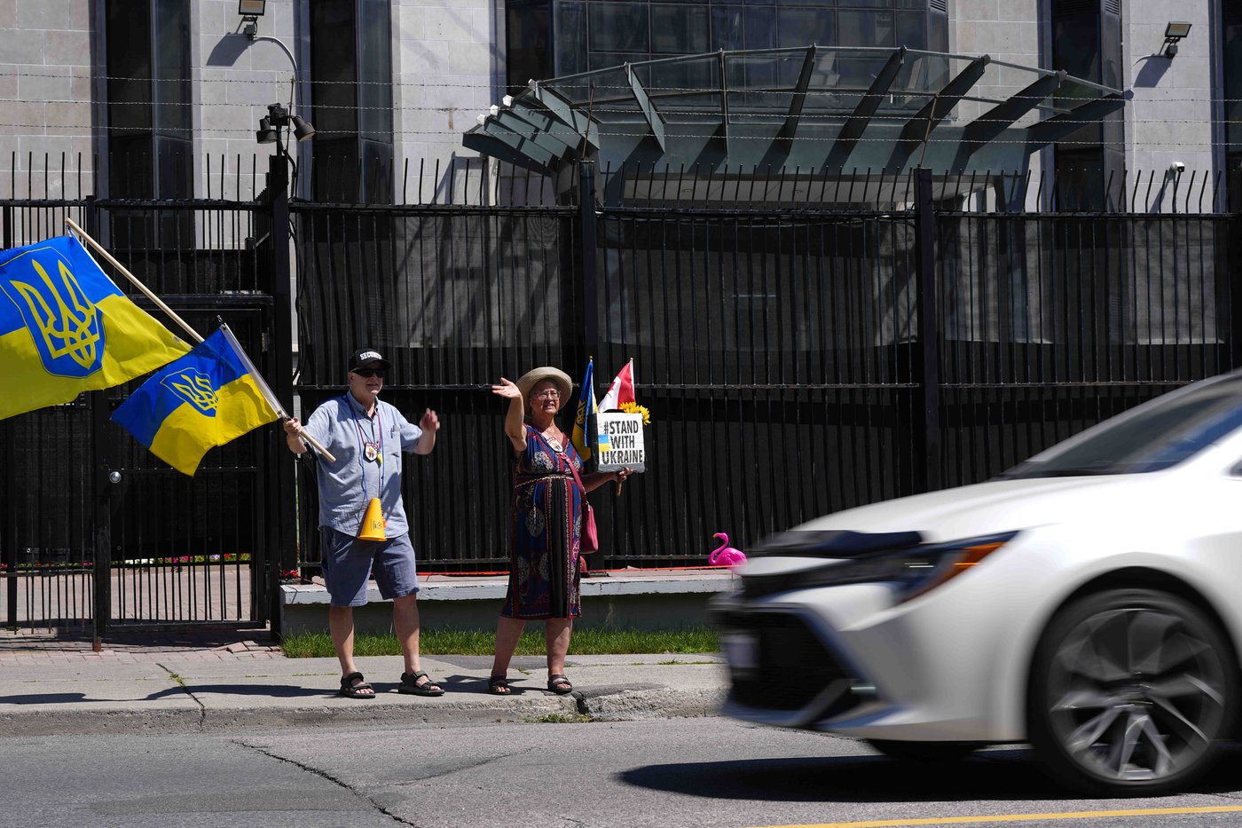 Ukraine : des Canadiens manifestent quotidiennement devant lambassade russe à Ottawa - La Nouvelle Union et LAvenir de l Érable