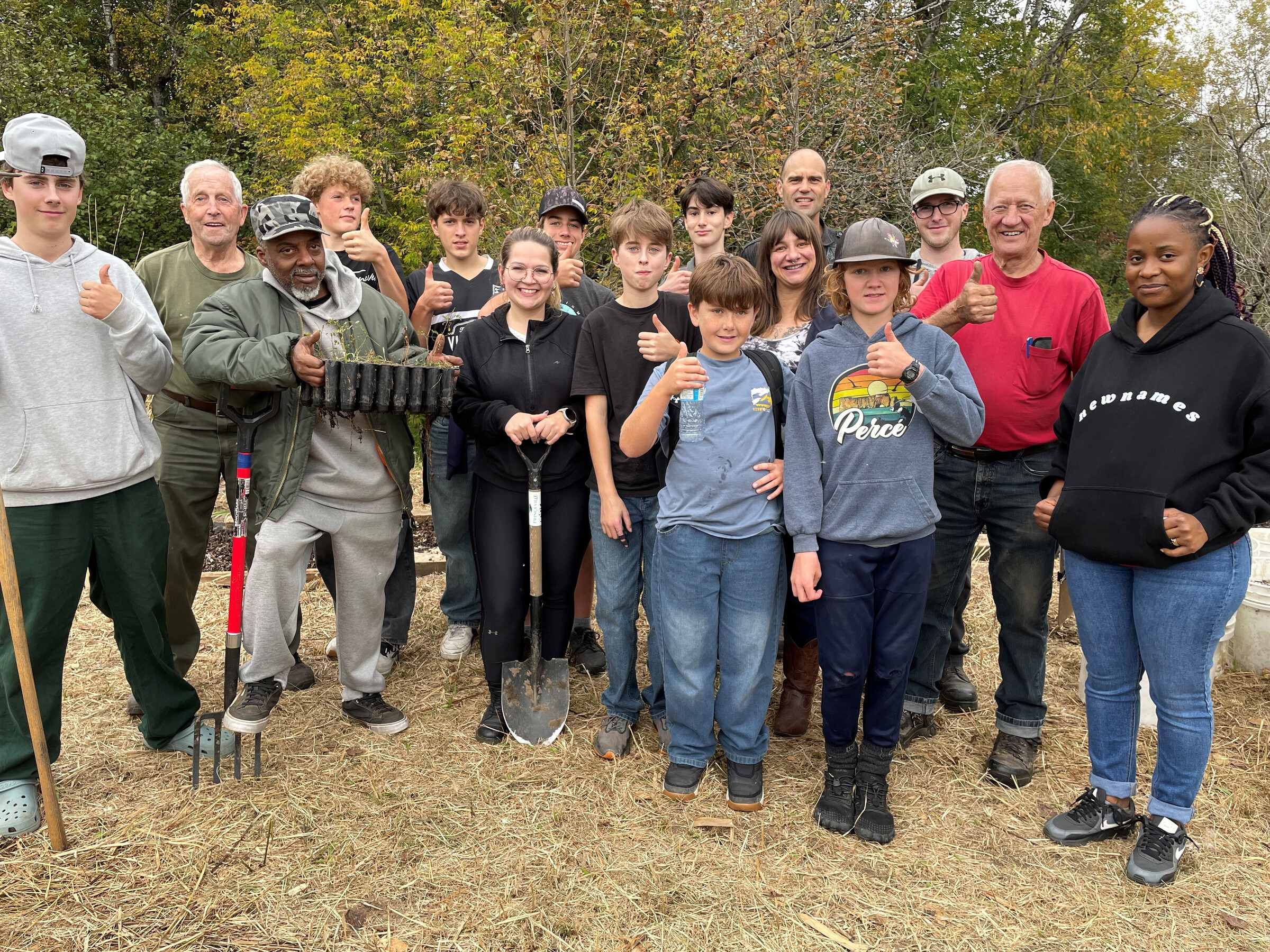 Plantation d’une centaine d’arbres par des adolescents de l’École Ste-Marie de Princeville