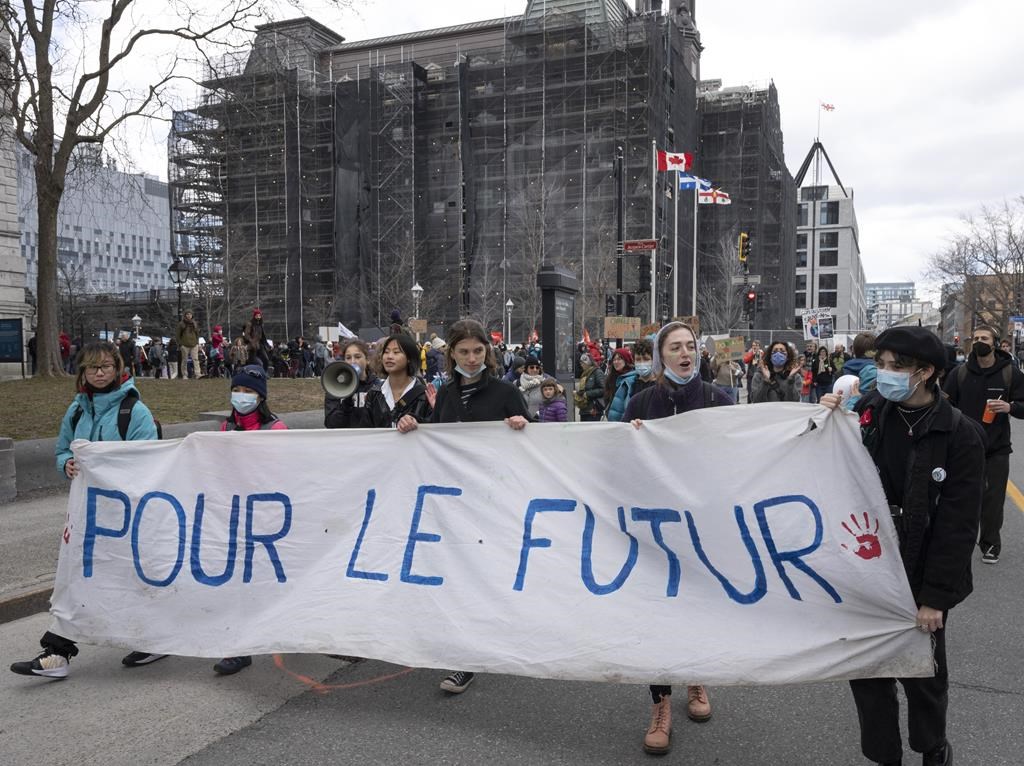 Jour de la Terre: une marche à Montréal pour réclamer la fin des énergies fossiles