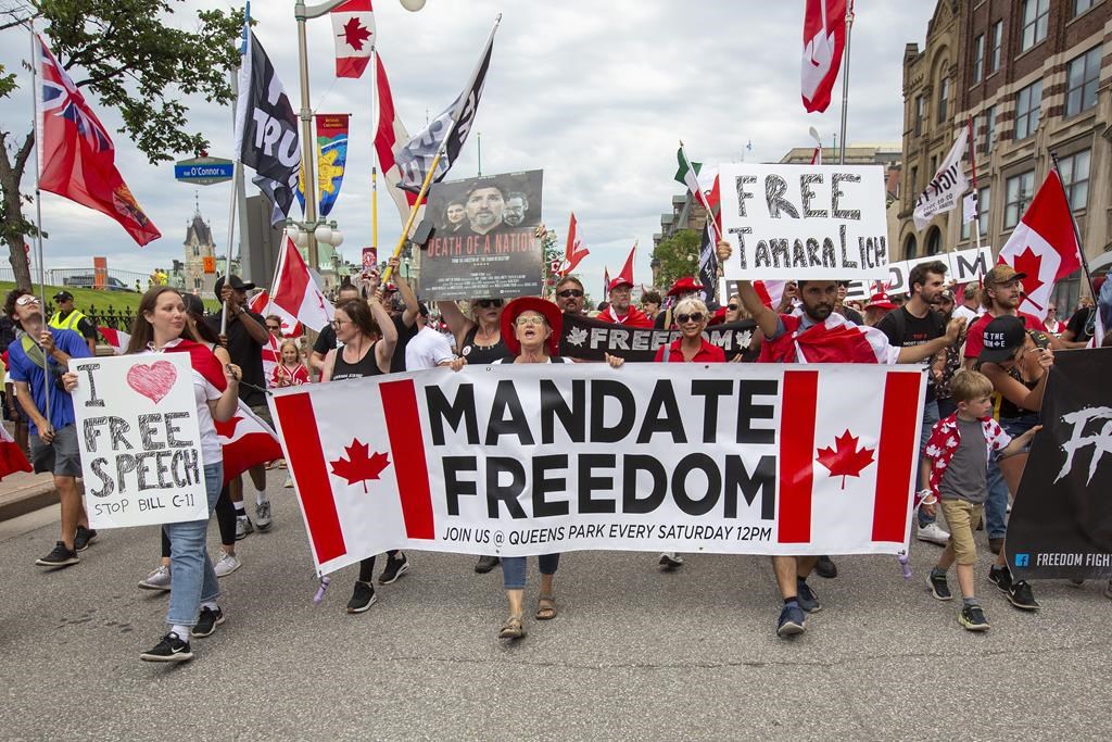 Le centre-ville d’Ottawa festif pour la fête du Canada, en présence de manifestants