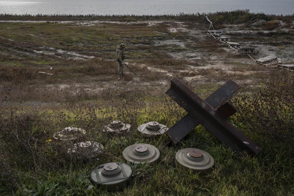 À la chasse aux mines dans les champs de l’Ukraine