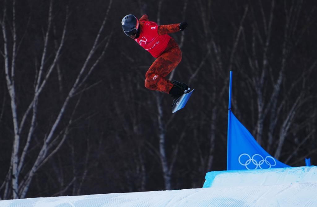 Coupe du monde: Éliot Grondin amorce son année avec une 3e place en snowboard cross